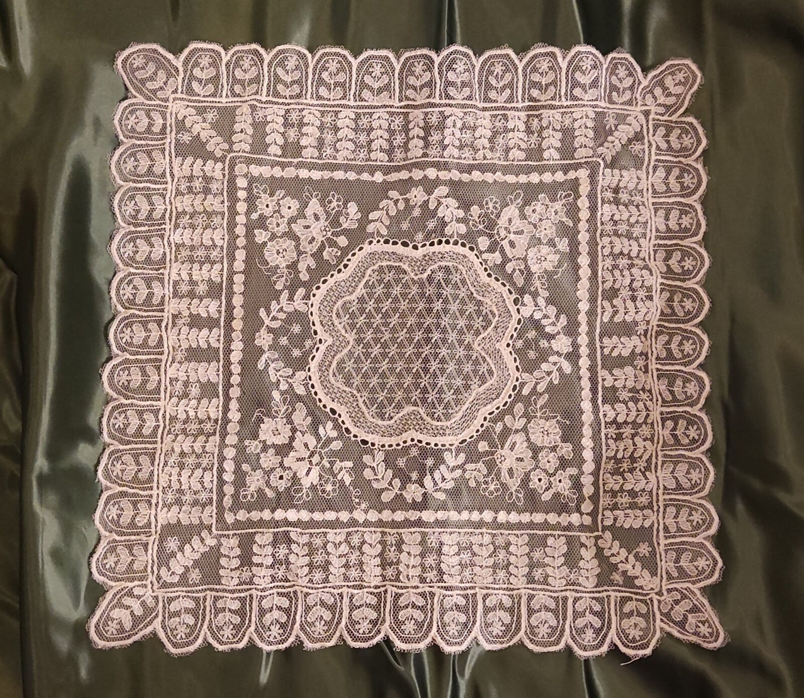 Patrón pañuelo 6e | Bordado en tul a escala real | Bolilleras®